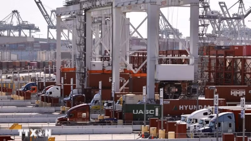 Quang cảnh cảng hàng hóa tại Los Angeles, California, Mỹ. (Ảnh: THX/TTXVN)
