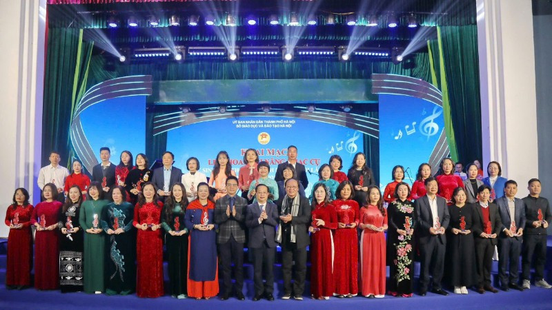 Các đại biểu chụp ảnh lưu niệm. 