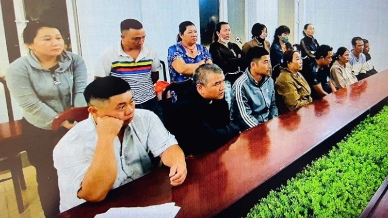 Các đối tượng tham gia đánh bạc tại cơ quan Công an.