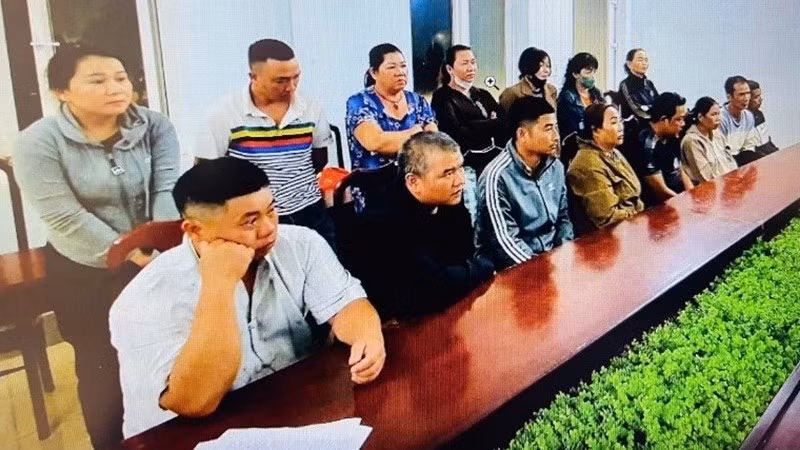 Các đối tượng tham gia đánh bạc tại cơ quan Công an.