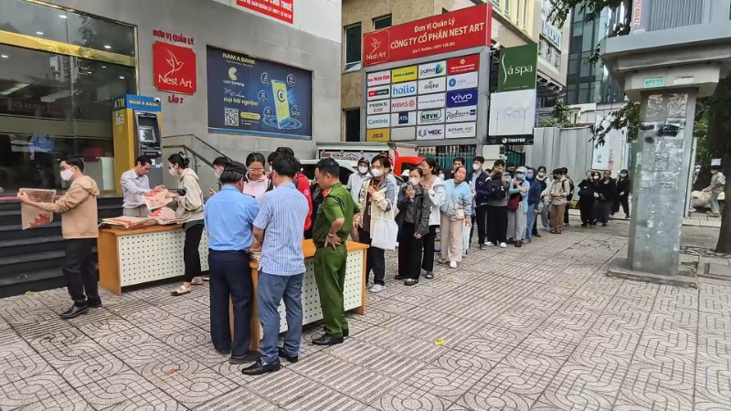 Người dân Thành phố Hồ Chí Minh xếp hàng trật tự để nhận ấn phẩm đặc biệt của Báo Nhân Dân.