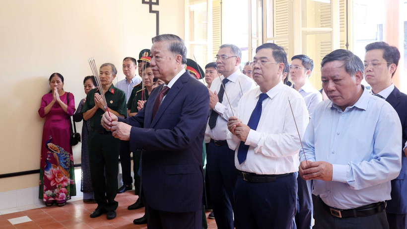 Tổng Bí thư Tô Lâm dâng hương Chủ tịch Hồ Chí Minh. (Ảnh: Thống Nhất/TTXVN) 