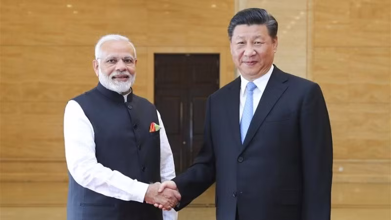 Thủ tướng Ấn Độ Narendra Modi (trái) và Chủ tịch Trung Quốc Tập Cận Bình gặp gỡ tại Trung Quốc, ngày 27/4/2018. (Ảnh: Tân Hoa xã)