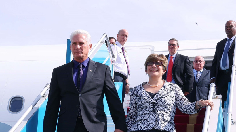 Bí thư Thứ nhất, Chủ tịch nước Cuba Miguel Díaz-Canel Bermúdez và Phu nhân đến Sân bay quốc tế Nội Bài, Hà Nội. (Ảnh: Văn Điệp/TTXVN) 