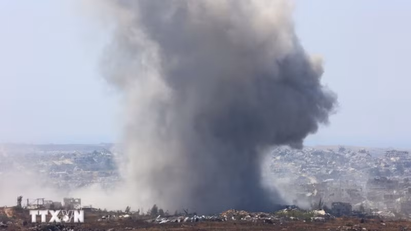 Khói bốc lên sau cuộc không kích của Israel xuống Dải Gaza. (Ảnh: THX/TTXVN)