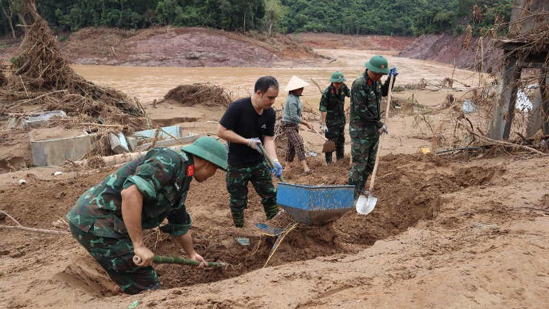 Lực lượng vũ trang hỗ trợ nhân dân xã Mỹ Lý khắc phục hậu quả trận lũ lịch sử xảy ra hồi tháng 7 vừa qua.