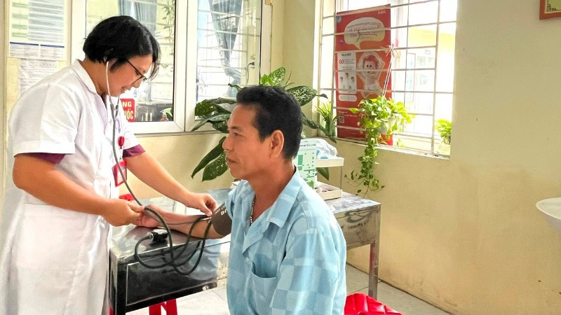 Bác sĩ Trạm Y tế xã Ứng Thiên (Hà Nội) khám sức khỏe cho người dân.