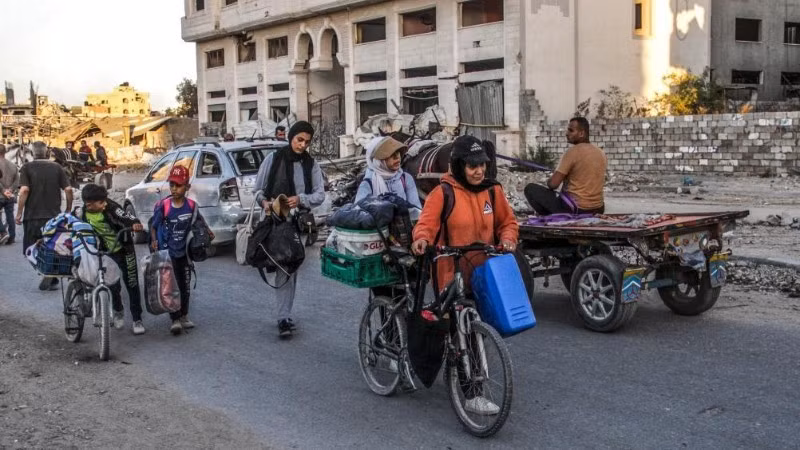 Người dân sơ tán tránh chiến sự tại Dải Gaza. (Ảnh: Xinhua)