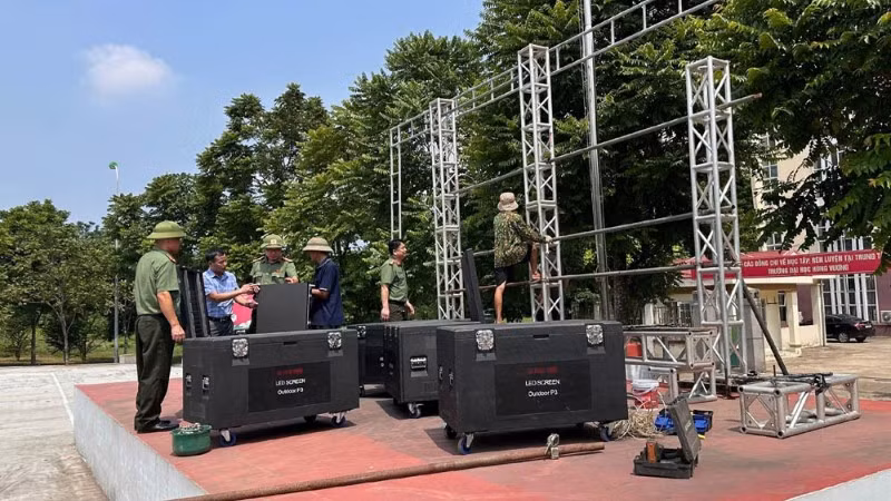 Đại diện Công an tỉnh và Văn phòng đại diện Báo Nhân Dân tại Phú Thọ kiểm tra việc lắp đặt màn hình LED tại chương trình "Cùng Việt Nam tiến bước".