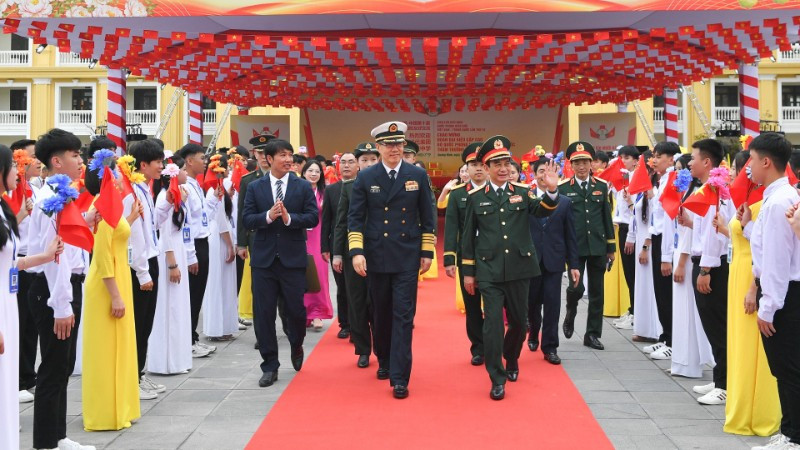 Đại tướng Phan Văn Giang, Ủy viên Bộ Chính trị, Phó Bí thư Quân ủy Trung ương, Bộ trưởng Quốc phòng và Thượng tướng Đổng Quân, Bộ trưởng Quốc phòng Trung Quốc tại Trường trung học phổ thông Trần Phú.