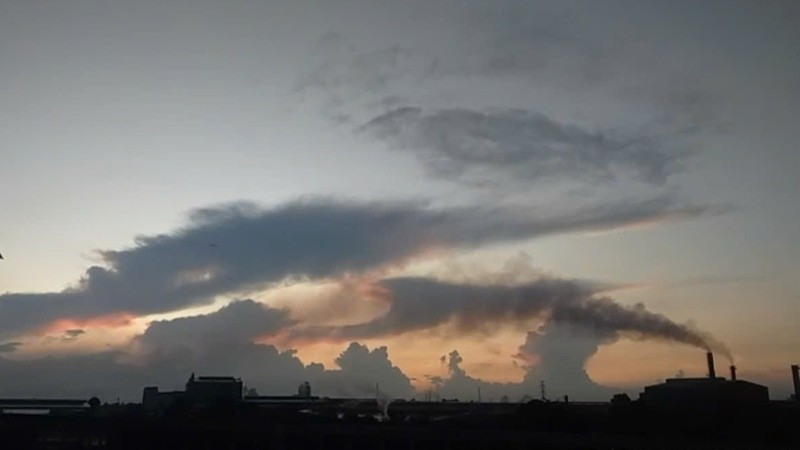 Thực trạng ô nhiễm môi trường đáng báo động tại Khu công nghiệp Liên Chiểu, các nhà máy sản xuất xả khói bụi ra môi trường và chậm thực thi các giải pháp bảo vệ môi trường.