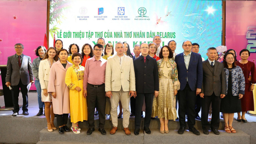 Các đại biểu chụp ảnh lưu niệm. (Ảnh: Đại sứ quán Belarus tại Việt Nam)