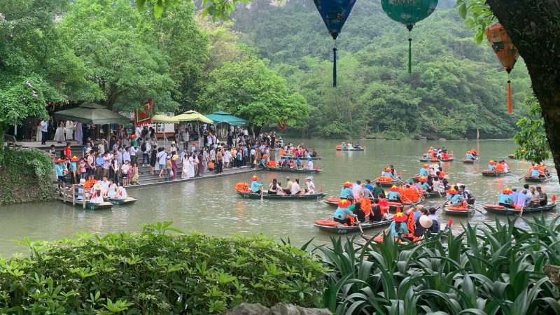 Du khách nườm nượp đổ về Ninh Bình. (Ảnh: tienphong.vn)