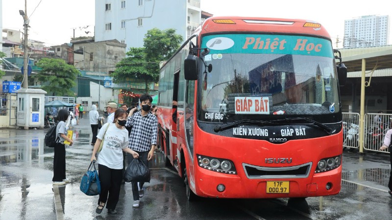 Hành khách tại bến Giáp Bát (Hà Nội).