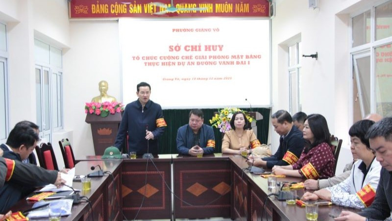 Cán bộ phường Giảng Võ họp triển khai phương án cưỡng chế giải phóng mặt bằng dự án đường Vành đai 1 đoạn Hoàng Cầu-Voi Phục sáng 10/12. (Ảnh: MH)