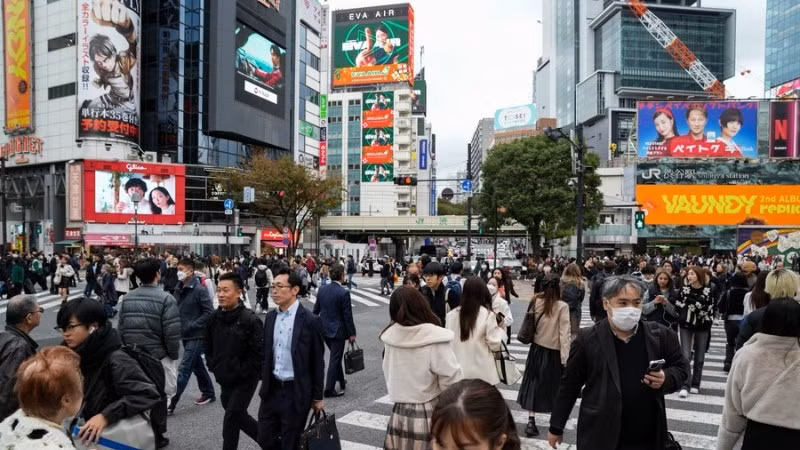 Người dân qua lại tại một tuyến phố của Thủ đô Tokyo, Nhật Bản. (Ảnh: Xinhua)