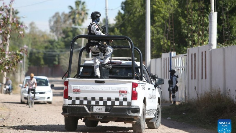 Lực lượng an ninh tuần tra tại khu vực gần nơi xảy ra một vụ nổ súng tại Salamanca, bang Guanajuato, miền trung Mexico, ngày 26/1/2026. (Ảnh: Xinhua)