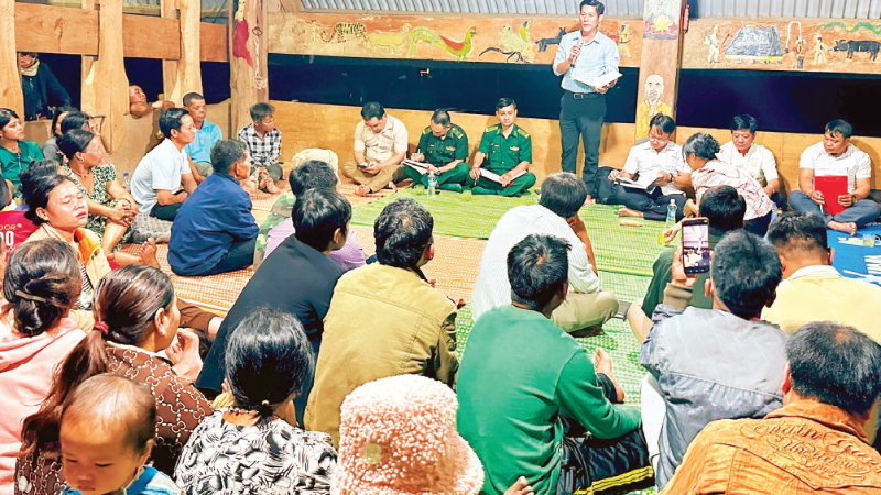 Xã Hùng Sơn, thành phố Đà Nẵng tuyên truyền cho nhân dân về cuộc bầu cử tại cuộc họp dân ở từng thôn, bản.