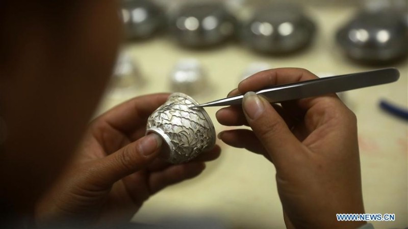 Nghệ nhân đang trang trí một chiếc chén rượu bằng bạc tại huyện Đan Trại, tỉnh Quý Châu, tây nam Trung Quốc. (Ảnh: Tân Hoa xã)