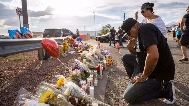 Người dân tưởng nhớ các nạn nhân gần hiện trường vụ xả súng ở El Paso, Texas, Mỹ, ngày 4/8/2019. (Ảnh: Tân Hoa xã)