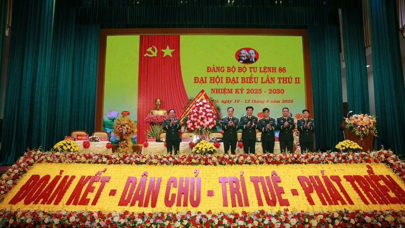 Thượng tướng Lê Huy Vịnh tặng hoa chúc mừng Đại hội Đại biểu Bộ Tư lệnh 86 nhiệm kỳ 2025-2030.