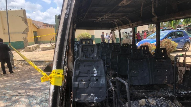 Hiện trường một vụ tấn công nhà tù ở Abuja, Nigeria. (Ảnh: Xinhua)