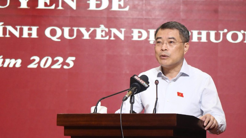 Đồng chí Lê Minh Hưng tiếp thu, làm rõ những vấn đề cử tri quan tâm.