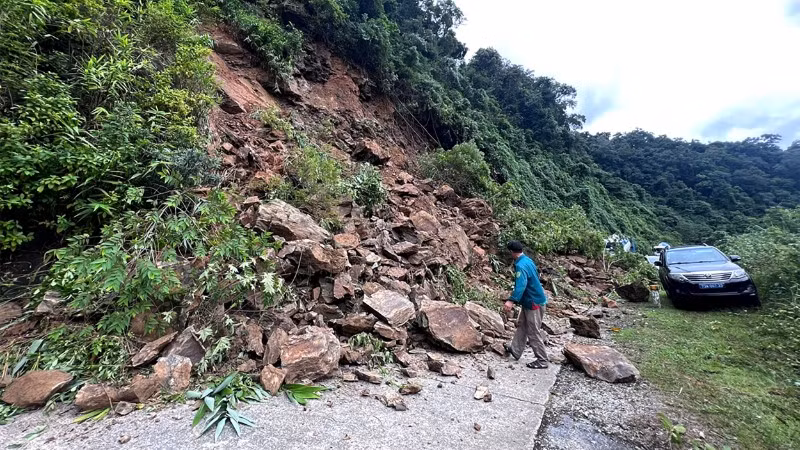Sạt lở gây ách tắc tạm thời tuyến đường Hồ Chí Minh nhánh tây qua xã Trường Sơn, tỉnh Quảng Trị. (Ảnh: HÙNG TRẦN)