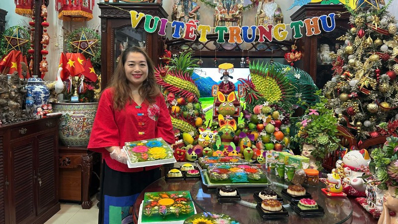 Bánh Trung thu ngày nay phong phú về mẫu mã và hương vị, nhưng vẫn thẫm đẫm hồn cốt ẩm thực dân tộc.