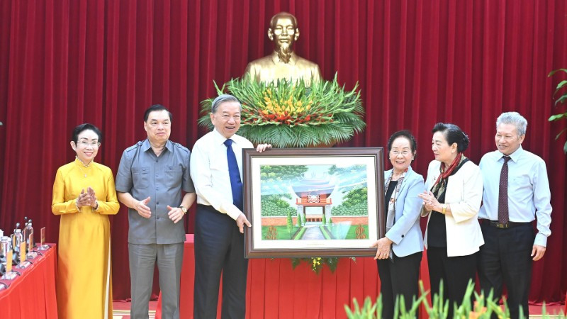Tổng Bí thư Tô Lâm trao quà tặng Hội Khuyến học Việt Nam. (Ảnh: ĐĂNG KHOA)