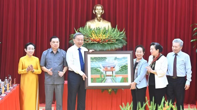 Tổng Bí thư Tô Lâm trao quà tặng Hội Khuyến học Việt Nam. (Ảnh: ĐĂNG KHOA)