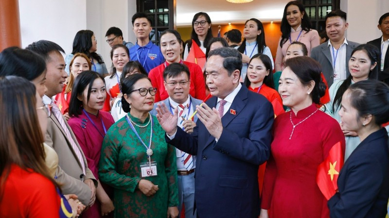 Chủ tịch Quốc hội Trần Thanh Mẫn và Phu nhân gặp gỡ đại diện cộng đồng người Việt Nam ở Malaysia. (Ảnh: Doãn Tấn/TTXVN)