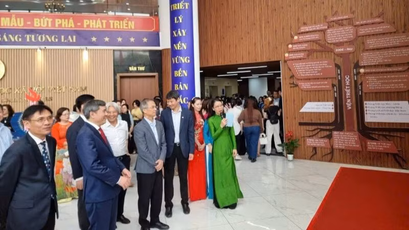 Đại biểu tham quan trưng bày quá trình hình thành và phát triển của Viện Triết học.