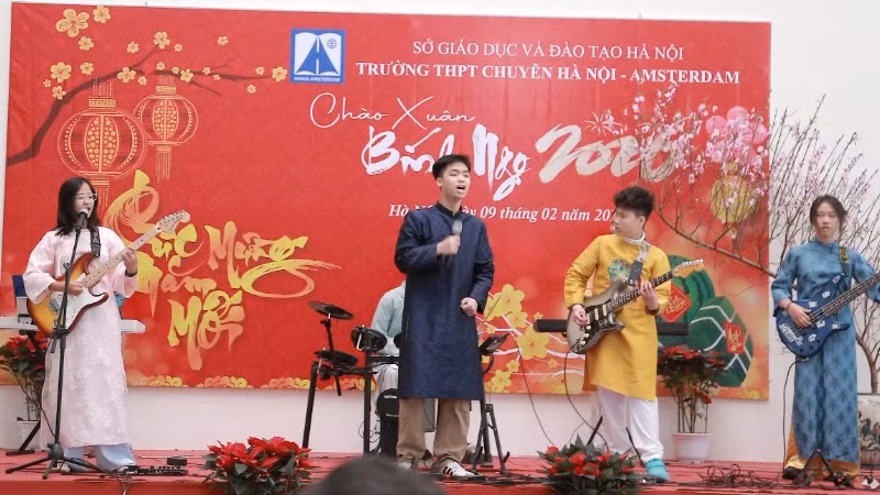 Tiết mục văn nghệ chào mừng năm mới Bính Ngọ.