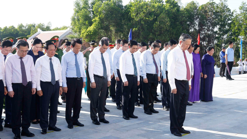 Tổng Bí thư Tô Lâm và Đoàn công tác Trung ương dâng hoa, dâng hương tại Nghĩa trang Liệt sĩ Trà Võ. (Ảnh: Thống Nhất/TTXVN)