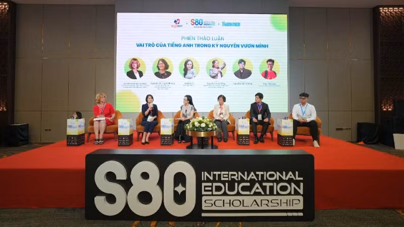 Các đại biểu tham gia thảo luận "Vai trò của tiếng Anh trong kỷ nguyên vươn mình" tại chương trình. 