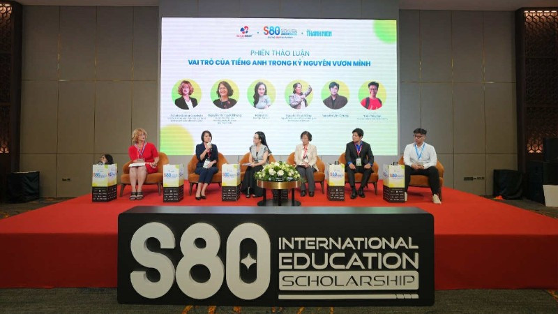 Các đại biểu tham gia thảo luận "Vai trò của tiếng Anh trong kỷ nguyên vươn mình" tại chương trình. 