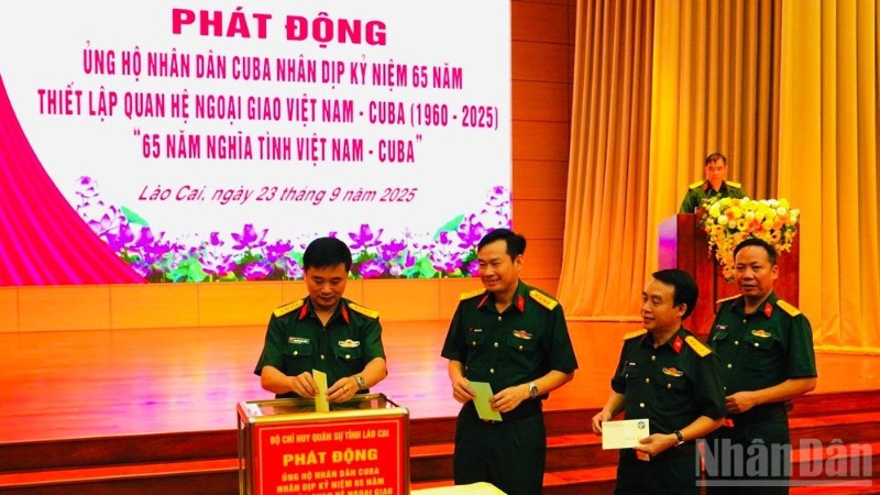 Thủ trưởng Bộ Chỉ huy Quân sự tỉnh Lào Cai tham gia ủng hộ. (Ảnh: THANH SƠN)