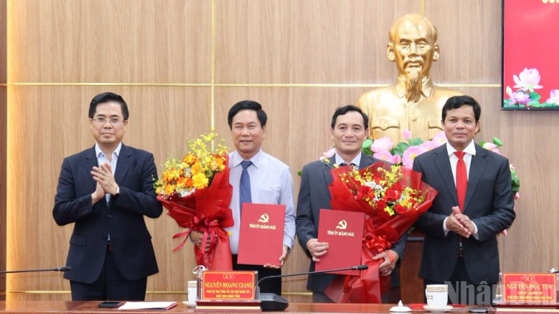 Chủ tịch Hội đồng nhân dân tỉnh Quảng Ngãi Nguyễn Đức Tuy và Chủ tịch Ủy ban nhân dân tỉnh Quảng Ngãi Nguyễn Hoàng Giang trao quyết định, tặng hoa chúc mừng đồng chí Đinh Quốc Tuấn và Phạm Xuân Duệ nhận nhiệm vụ mới.