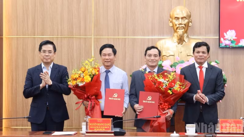 Chủ tịch Hội đồng nhân dân tỉnh Quảng Ngãi Nguyễn Đức Tuy và Chủ tịch Ủy ban nhân dân tỉnh Quảng Ngãi Nguyễn Hoàng Giang trao quyết định, tặng hoa chúc mừng đồng chí Đinh Quốc Tuấn và Phạm Xuân Duệ nhận nhiệm vụ mới.