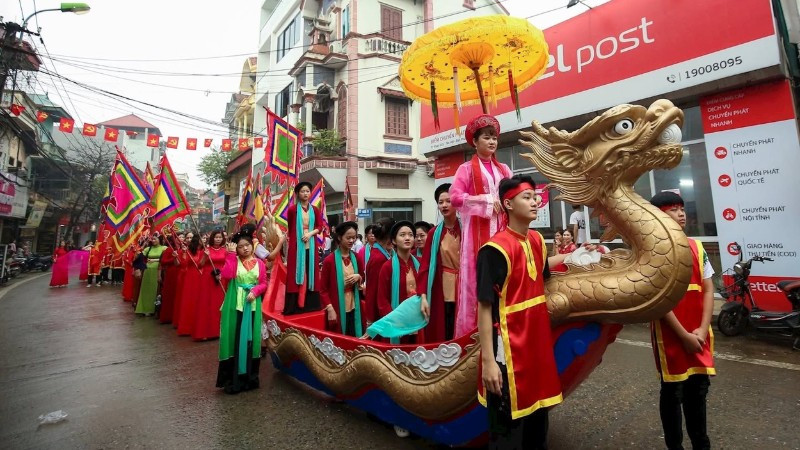 Đoàn rước trong Lễ hội hát chèo tàu Tổng Gối. (Ảnh ĐAN PHƯỢNG)