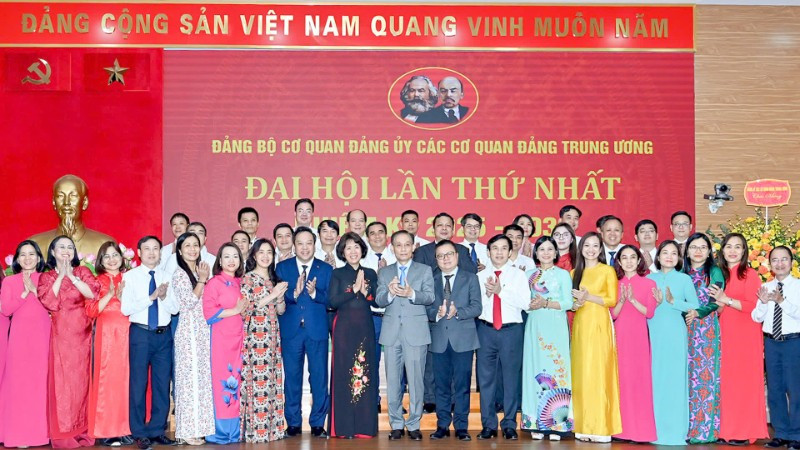 Đồng chí Lê Hoài Trung, Bí thư Trung ương Đảng, Chánh Văn phòng Trung ương Đảng với các đại biểu, đảng viên tại Đại hội cơ quan Đảng ủy các cơ quan Đảng Trung ương nhiệm kỳ 2025-2030. (Ảnh ĐĂNG KHOA)