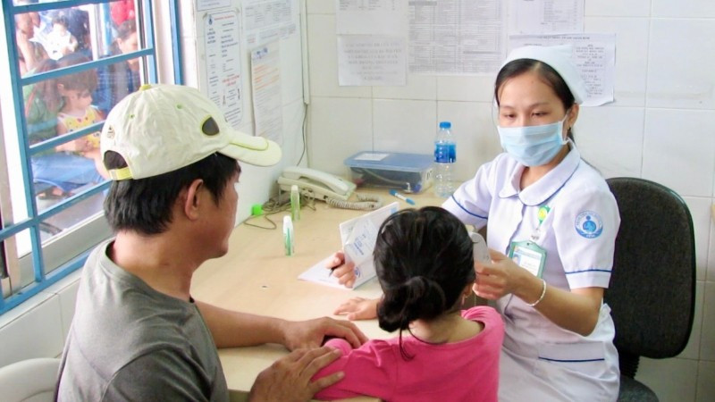 Trẻ em khám bệnh tay chân miệng tại Bệnh viện Nhi đồng 1 Thành phố Hồ Chí Minh.