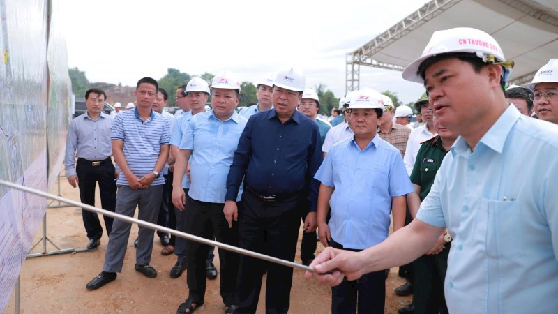 Lãnh đạo Bộ Xây dựng kiểm tra thi công đường cao tốc Tuyên Quang-Hà Giang (Ảnh: TẠ HẢI)