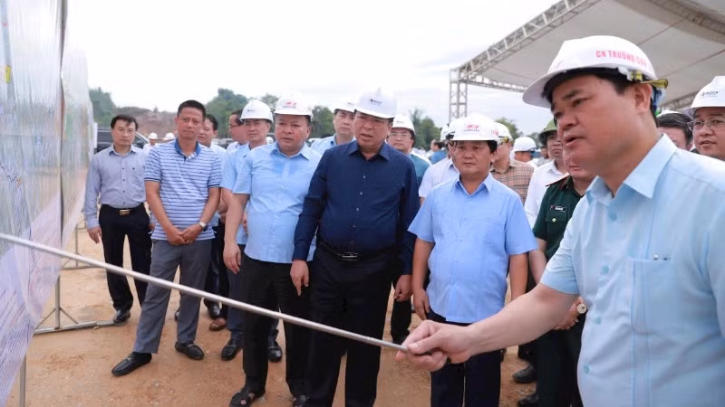 Lãnh đạo Bộ Xây dựng kiểm tra thi công đường cao tốc Tuyên Quang-Hà Giang (Ảnh: TẠ HẢI)