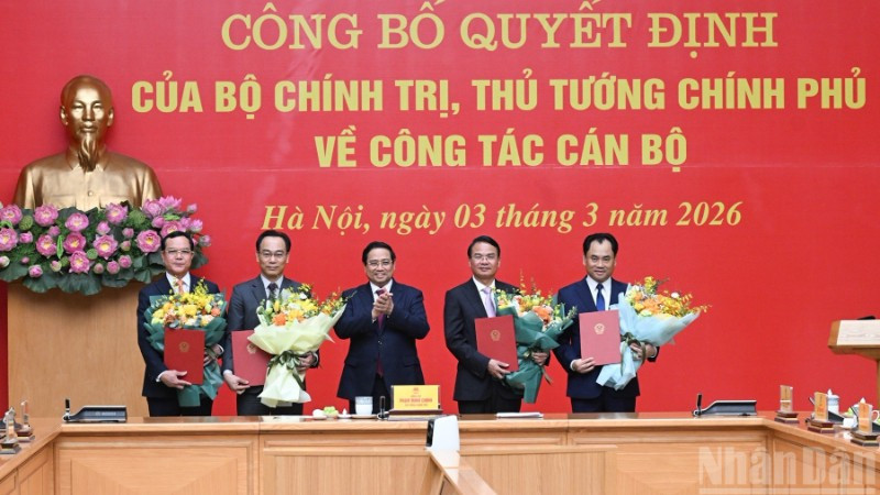 Thủ tướng Chính phủ Phạm Minh Chính trao quyết định, tặng hoa chúc mừng 4 đồng chí được tiếp nhận, bổ nhiệm làm lãnh đạo các bộ, ngành Trung ương. (Ảnh: TRẦN HẢI)