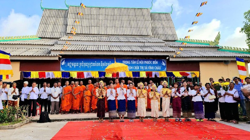 Nghi thức chào Phật kỳ tại Lễ hội Phước Biển.