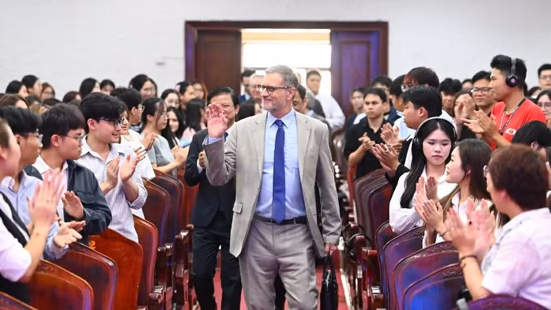 Ngài Olivier Brochet, Đại sứ đặc mệnh toàn quyền Cộng hòa Pháp tại Việt Nam cùng đông đảo giảng viên, cán bộ, sinh viên, học viên của Trường đại học Khoa học xã hội và Nhân văn.