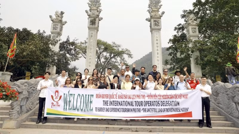 Đoàn Famtrip và các công ty lữ hành khảo sát điểm du lịch Tây Thiên.