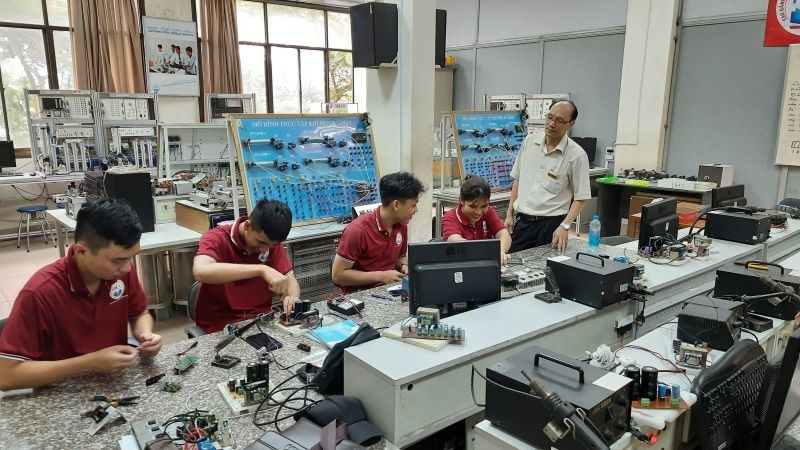 Đào tạo ngành điện tử tại Trường cao đẳng Kỹ nghệ II, Thành phố Hồ Chí Minh